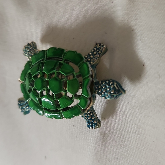 Vintage Turtle enameled metal gold pin - Picture 1 of 3